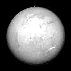 خط أبيض غريب على تيتان