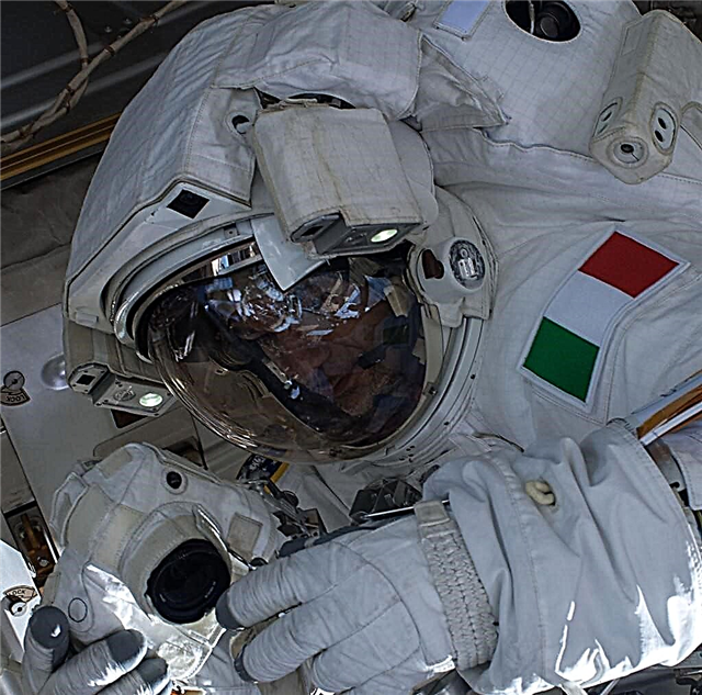 En tant que casque d'astronaute rempli d'eau, il a dit à la NASA 3 fois qu'il ne provenait pas d'un sac de boisson