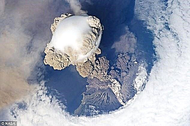 Onda d'urto vulcanica catturata da ISS Imagery
