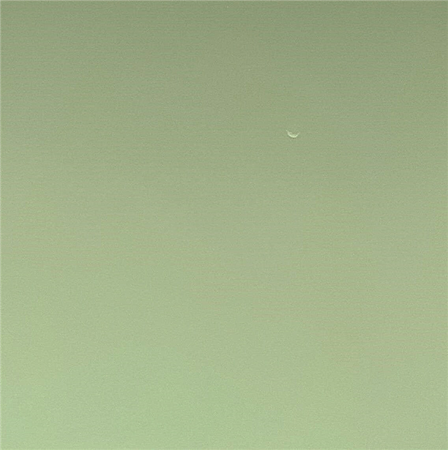 Die Neugier sah auf und sah tagsüber Phobos