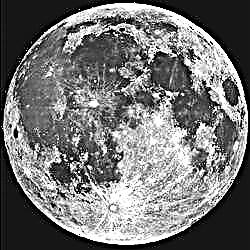 تظهر بقع داكنة على القمر نظامًا شمسيًا مضطربًا