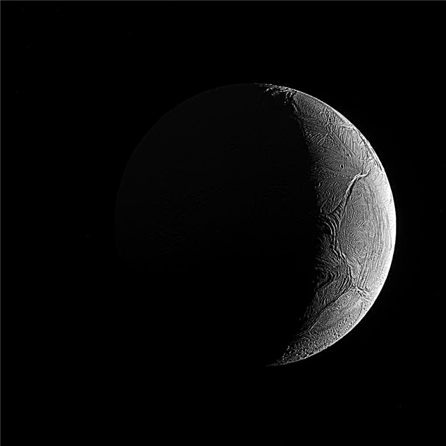Cassini Bilder von Enceladus heben mögliche Wiege fürs Leben hervor