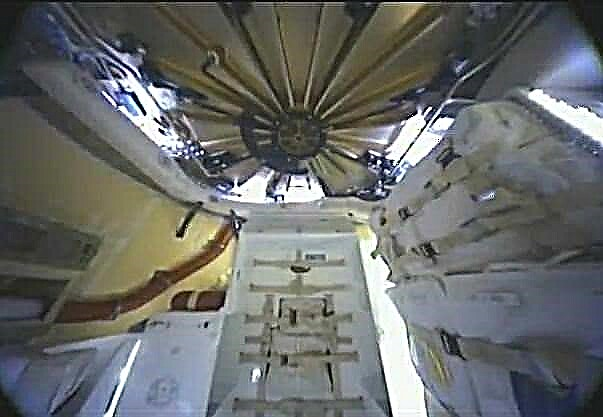 O privire în interiorul capsulei dragonului, acum în orbită