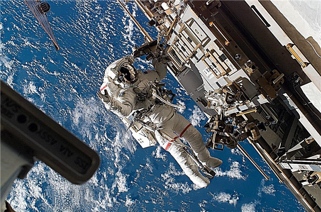 La tuta spaziale fuoriesce riparata per il blitz spaziale di Natale sulla stazione, dice la NASA