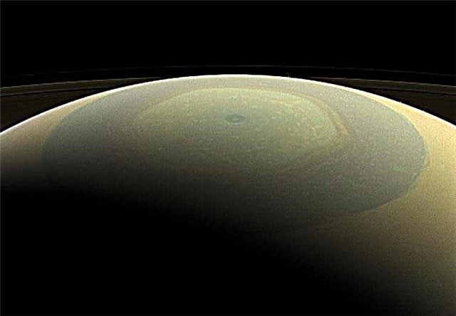 Si ya no era lo suficientemente extraño, ahora la tormenta del hexágono de Saturno está cambiando de color