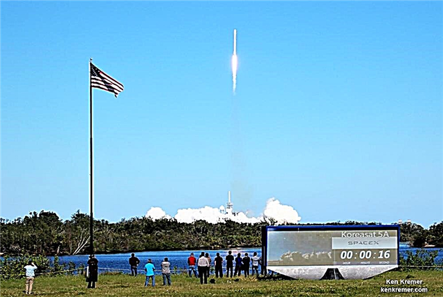 Spektakularni SpaceX Falcon 9 KoreaSat luči za vesolje obalno nebo z nočjo čarovnic Eve Glow, Booster Lands at Sea