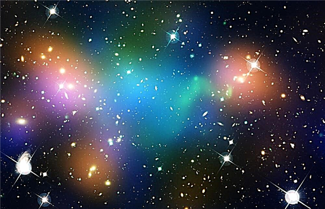 Bintik Hubble Misterius Materi Gelap 'Inti'