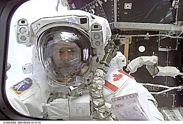 Chris Hadfield pahoitteli, ettei ole pystynyt tekemään viimeistä avaruuskäytävää