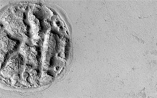 Bizarrer Mars: Haben Lava-Blasen diesen riesigen Kreis zerknittert?