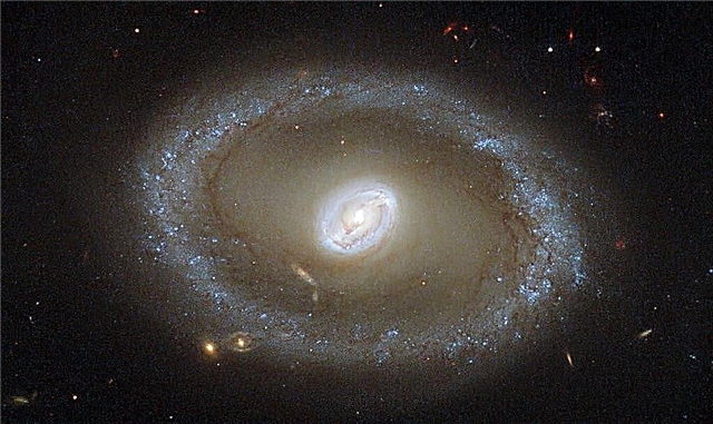 Hubble Hubba: las estrellas nacen alrededor de un agujero negro en el centro de Galaxy