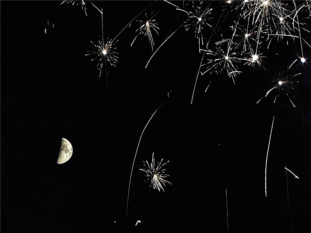 Astrofoto: fuegos artificiales y el cuarto de luna
