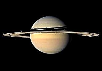 Hustota Saturn