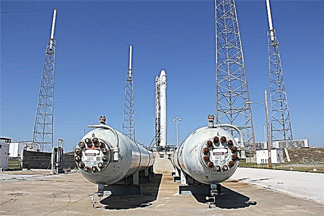 SpaceX Falcon 9-Rakete am Pad, um eine neue Weltraum-Ära zu eröffnen