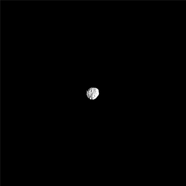 Een verre kijk op Janus, een van Saturnus 'Dancing Moons'