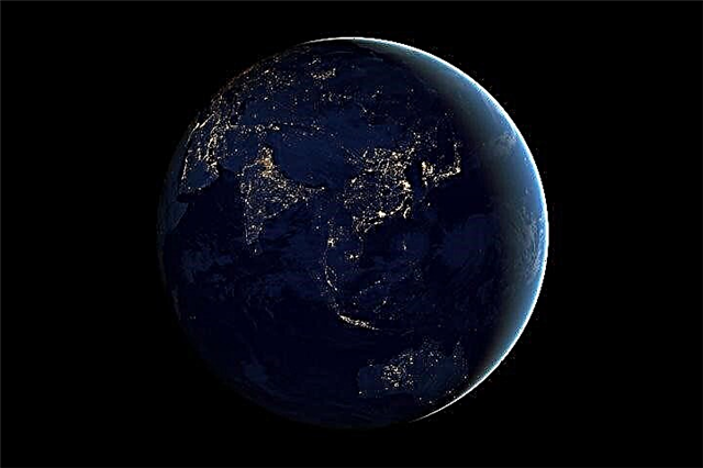 黒大理石：夜の地球の見事な新しい軌道ビュー