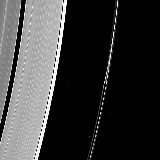土星のリングはカッシーニの惑星の垣間でねじれを示しています