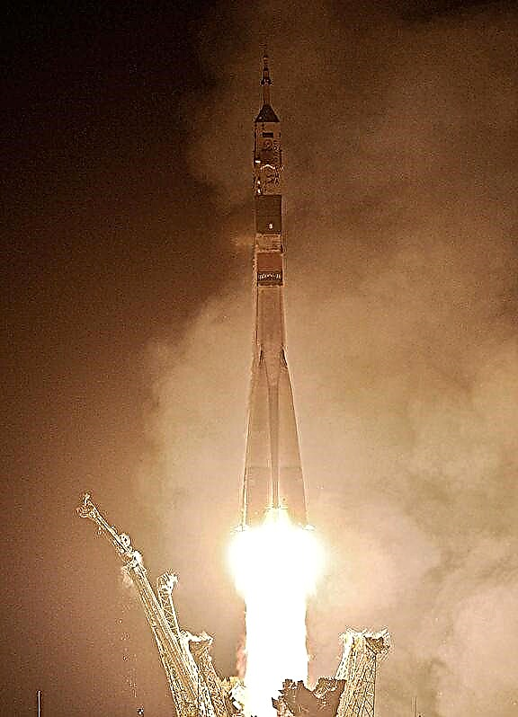 Įspūdingas naktinis startas „Sojuz“ įgulai