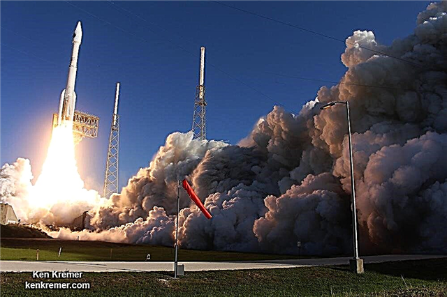 Treskanje ropot rakete Atlas nosi Clandestine NRO nadzorni satelit visoko od rta