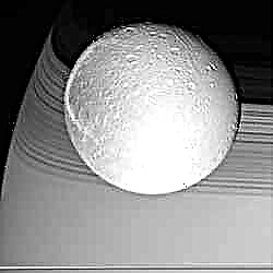 Guter Blick auf Dione
