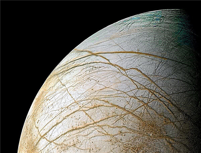 Hydrogen Peroxide có thể nuôi sống sự sống trên Europa