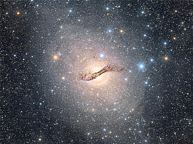 Una increíble vista de campo profundo de Centaurus A