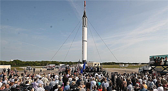 حفل الذكرى الخمسين يعيد إنشاء أول رحلة فضائية مأهولة للولايات المتحدة من قبل آلان شيبرد