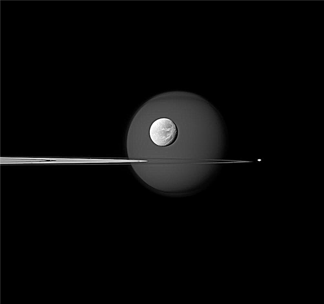 Osupljiva nova Cassinijeva slika: kvartet lune