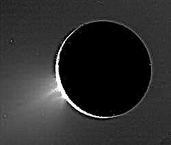 Berzes sildīšana rada plūmes Enceladusā