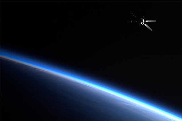 هل هذا مشهد من حرب النجوم أم صورة حقيقية من محطة الفضاء الدولية؟