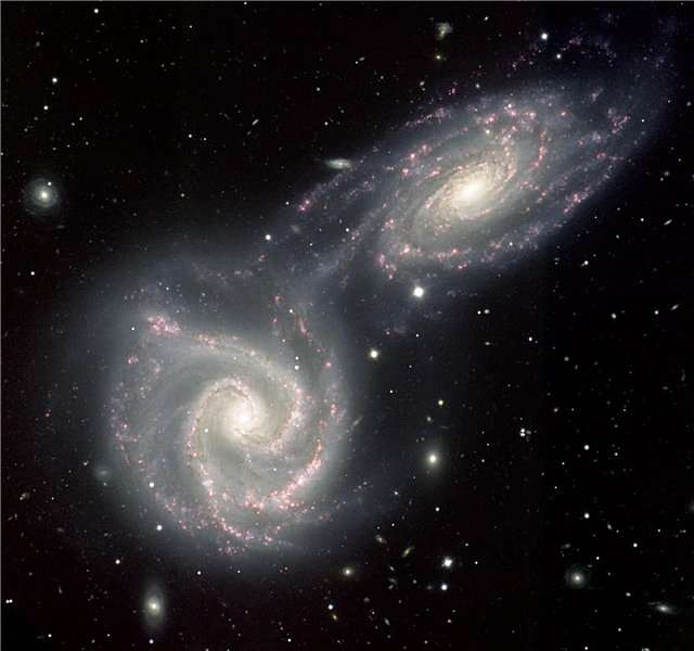 Galáxias espirais gêmeas dançam juntas