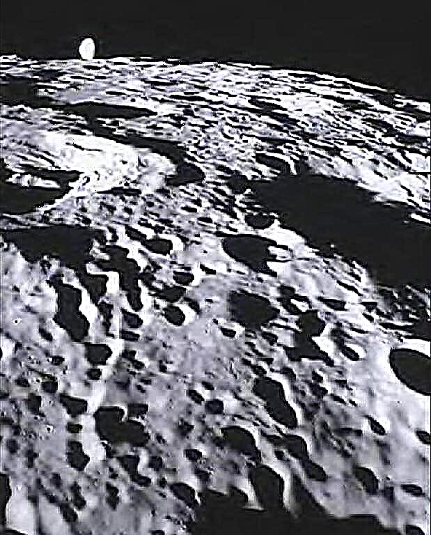 Le premier étudiant a sélectionné les images MoonKAM de façon inspirante pour retourner sur Terre