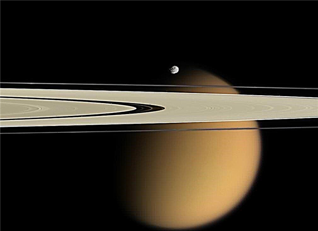 Titan'da bulunan Dünya benzeri Cirrus Bulutları