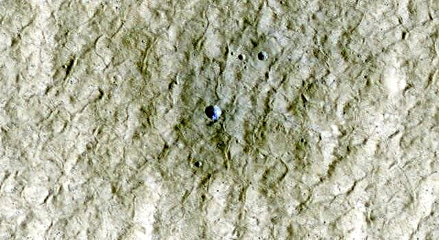 Nieuwste van Mars: Exposed Ice in Fresh Crater, plus 100's meer nieuwe afbeeldingen