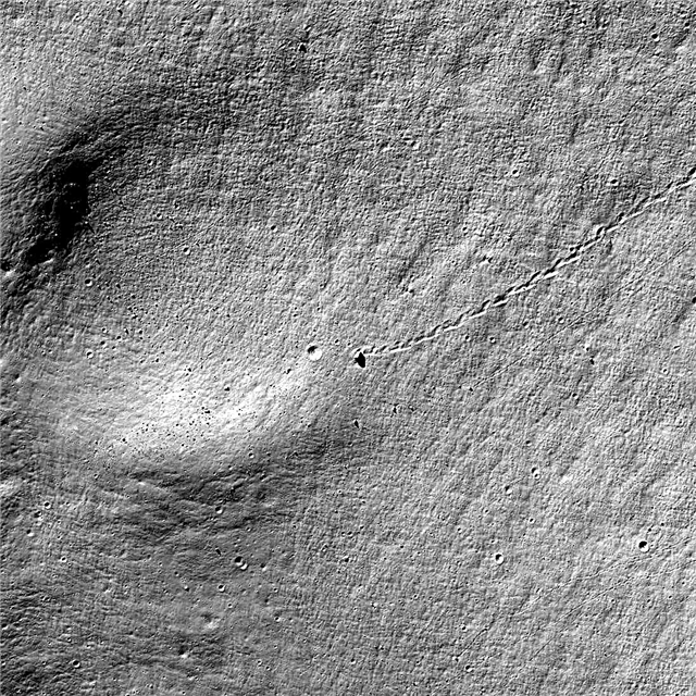 Rocha quase rolada nesta cratera na lua ... quase