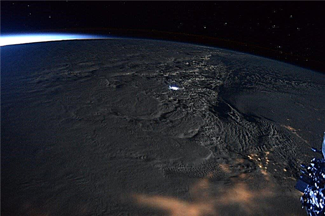 Eksplozija Snowzilline istočne obale Scott Kelly na kolodvoru snimio je kao "rijetku gromoglasnost", a Moonlit iz Suomi Satelita