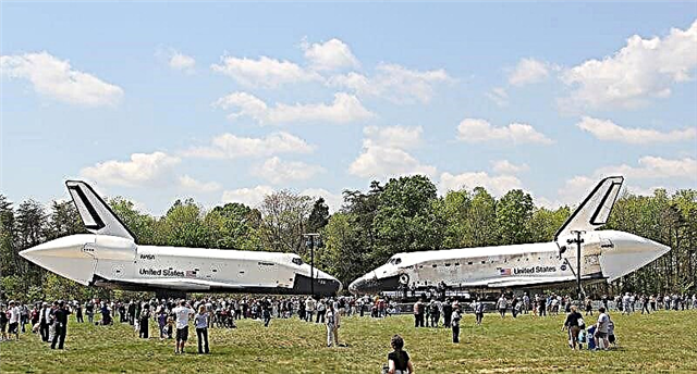 Discovery & Enterprise - Historisches Nose-to-Nose-Shuttle-Bild