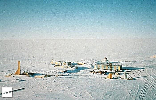Древній антарктичний лід, взятий на проби на бурі озера Восток