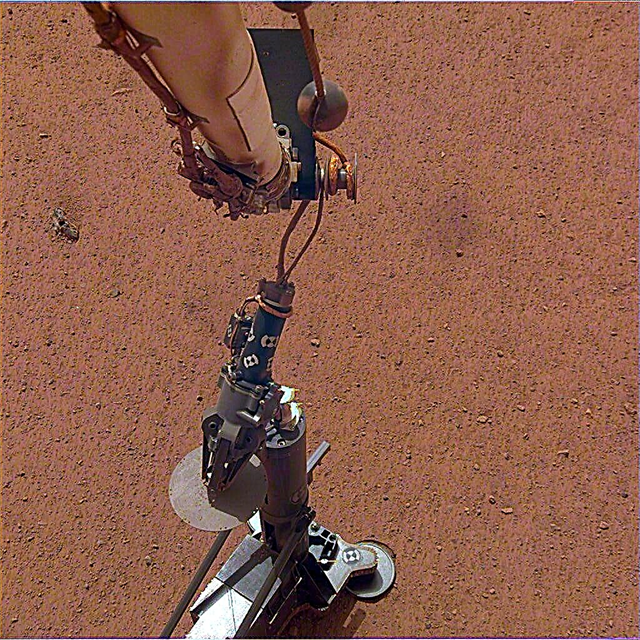 InSight ha colocado su sonda de calor en la superficie marciana. El siguiente paso es bajar el martillo neumático 5 metros y esperar que no encuentre una roca grande