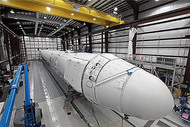فقط من SpaceX: Dragon and Falcon 9 Assembly Now Complete الآن