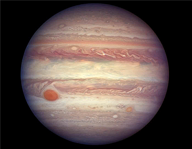 Hubble izkorišča nasprotovanje snap Jupiterju