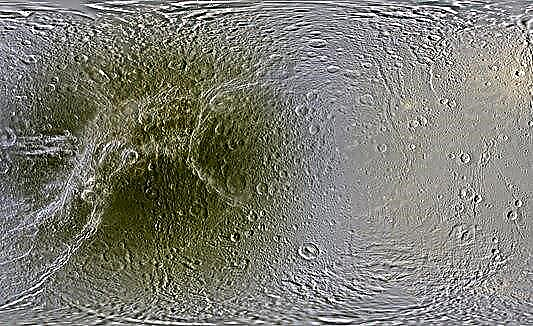 Saturn Smackdown! Lunes glacées brûlées par les radiations et les ions