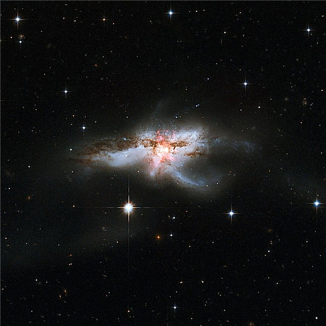 Астрономите откриват галактика, съдържаща три супермасивни черни дупки в центъра