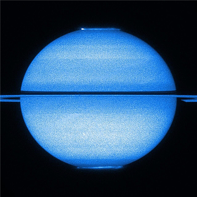 Hubble rögzíti a dupla aurorae fény show-t a Saturn-on